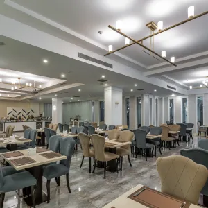 Breakfast & Daily Dining